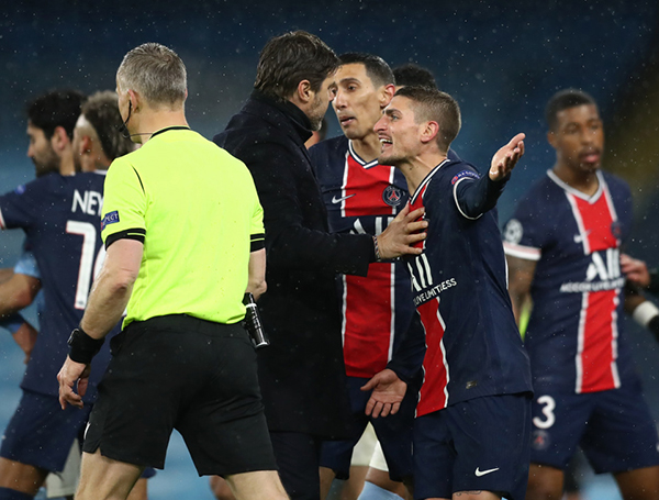 Các cầu thủ PSG không chấp nhận những lời văng tục của trọng tài.