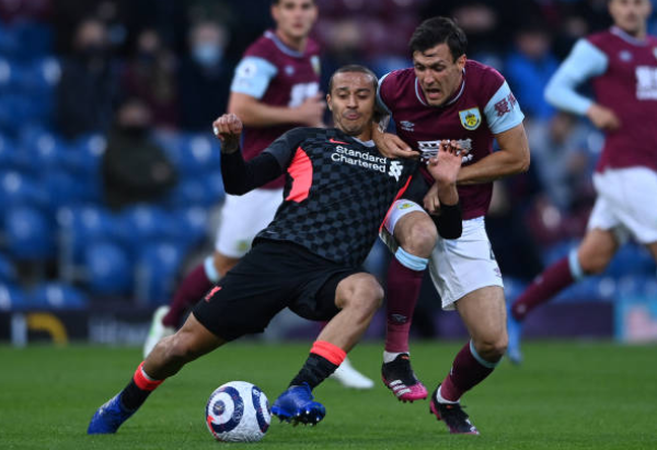 Thiago thi đấu nổi bật trong trận gặp Burnley.