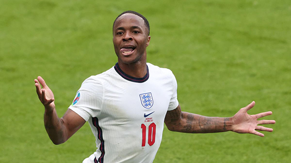 Tiền đạo phải Raheem Sterling. Cầu thủ của Manchester City đã có những đóng góp quan trọng trong hành trình đến chung kết của Tam Sư. Anh đã ghi 3 bàn và đóng góp 1 kiến tạo. Ở trận thắng Đan Mạch, anh là người mang về quả penalty quyết định giúp đội nhà giành chiến thắng 2-1.