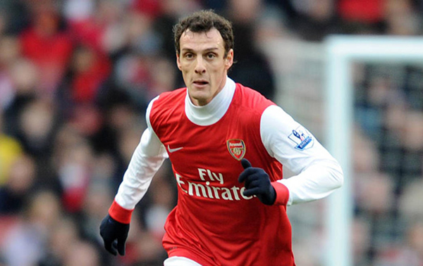 Squillaci không đáp ứng được kỳ vọng của BHL  Arsenal.