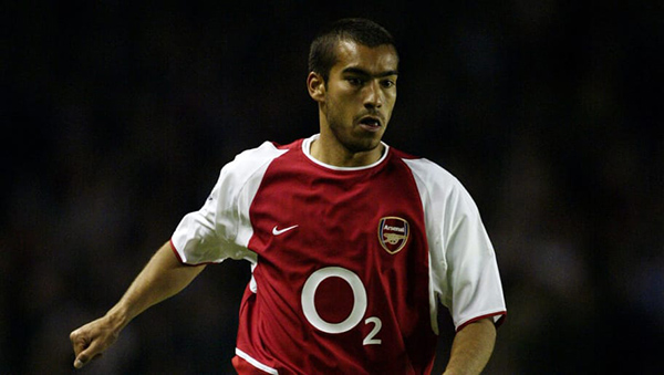 Van Bronckhorst rời Arsenal vào năm 2004.