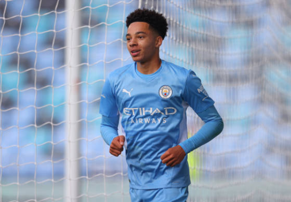 Tiền đạo trái Samuel Edozie. Sao mai 18 tuổi đã để lại dấu ấn trong trận gặp Barnsley với bàn mở tỷ số, anh xứng đáng có được suất đá chính ở trận đấu tới đây.