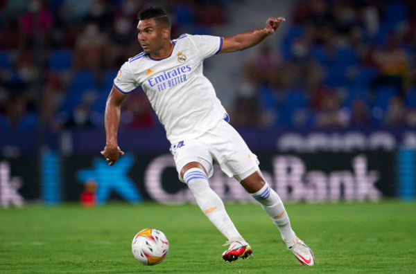 Có Casemiro, hàng tiền vệ Chelsea sẽ có thêm một chiếc máy quét bền bỉ.