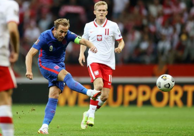 Kane tung cú sút táo bạo và mang về bàn thắng cho ĐT Anh.