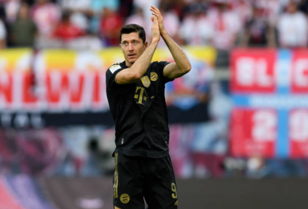 1. Robert Lewandowski (Bayern Munich) - 417.000 euro/tuần. Chân sút số 1 Bundesliga tất nhiên nhận được số tiền lương tuần cao nhất. Anh ghi bàn đều đặn và có những đóng góp quan trọng cho Bayern.
