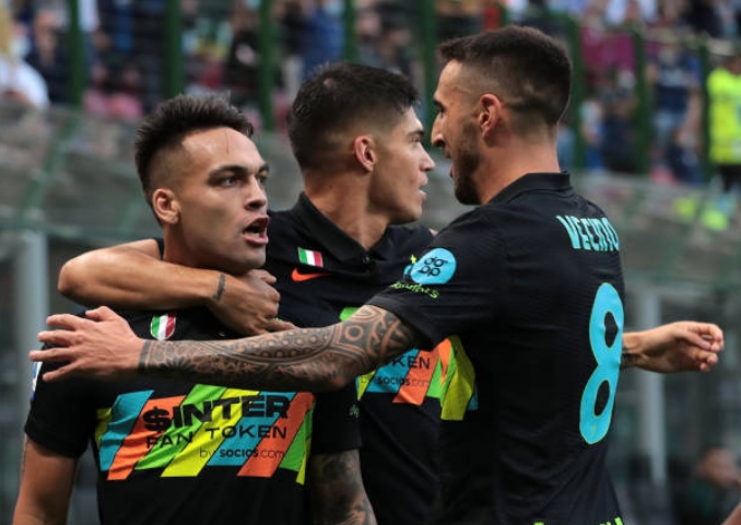 Martinez mở tỷ số cho Inter Milan.
