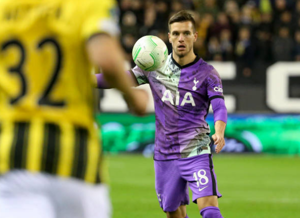 Những pha lên bóng của đội bóng áo tím không quá sắc bén và chưa đủ sức uy hiếp khung thành Markus Schubert.
