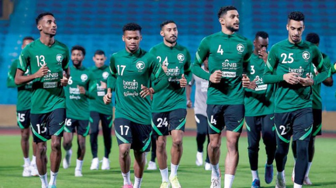 Saudi Arabia tập luyện trên sân Hàng Đẫy.