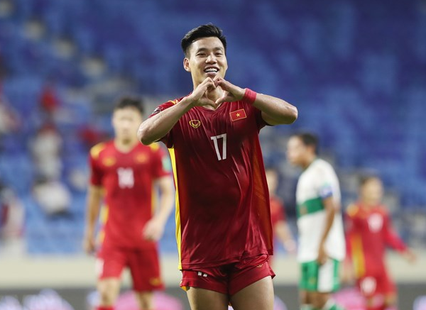 Hậu vệ phải Vũ Văn Thanh. Anh thi đấu tròn vai trong trận thắng Malaysia và nhiều khả năng sẽ tiếp tục được trọng dụng.