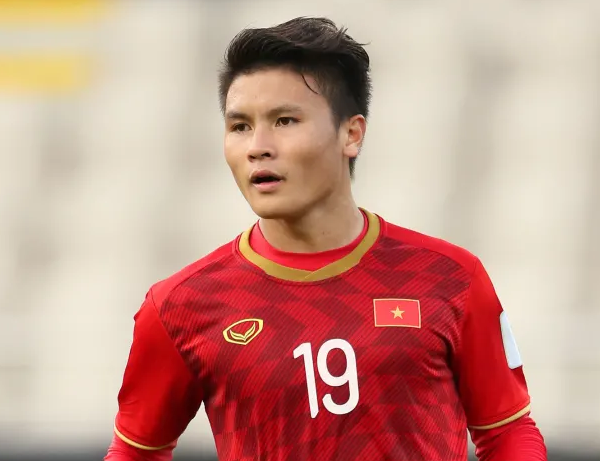 Tiền đạo phải Nguyễn Quang Hải. Anh góp dấu giày trong 2 bàn thắng của ĐT Việt Nam trận gặp Malaysia (1 bàn thắng, 1 kiến tạo). Với phong độ hiện tại, suất đá chính ở trận gặp Indonesia khó thoát khỏi tầm tay của "Hải con".