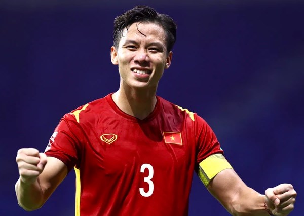 Trung vệ Quế Ngọc Hải. Thủ quân của ĐT Việt Nam là trụ cột nơi hàng thủ. Anh có kinh nghiệm trận mạc dạn dày và kỹ năng phòng ngự tốt.