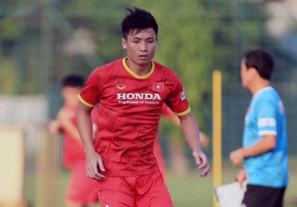 Trung vệ Bùi Tiến Dũng. Trong bối cảnh Thành Chung gặp vấn đề ở đầu gối (dù đã bình phục) thì Tiến Dũng có thể sẽ được lựa chọn thi đấu ở vị trí trung vệ lệch trái.