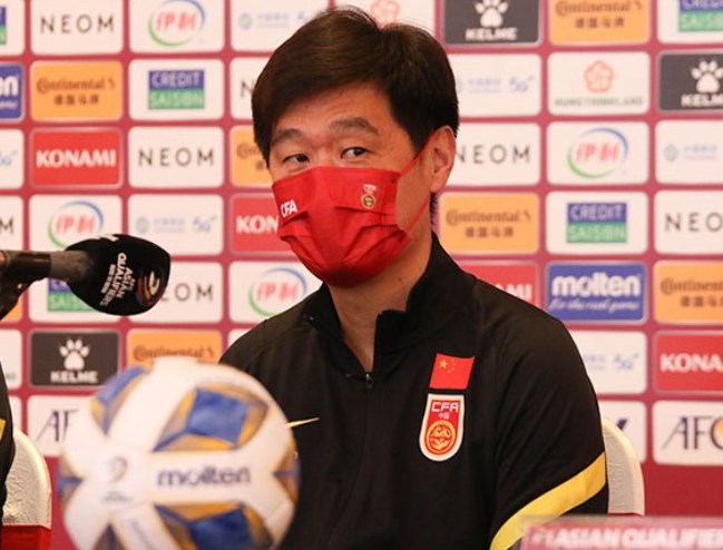 HLV Li Xiaopeng chưa thể giúp ĐT Trung Quốc chơi gắn kết hơn.