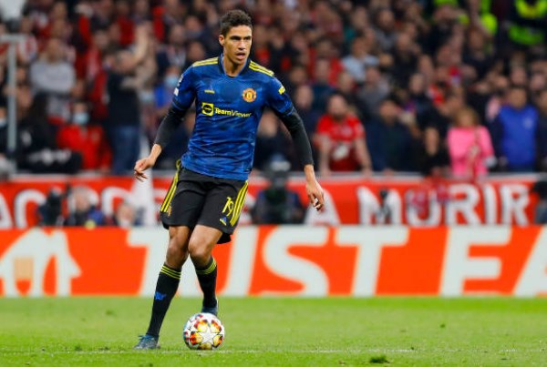 Raphael Varane - 6.6 điểm. Cầu thủ người Pháp thi đấu nỗ lực nơi trung tâm hàng thủ Quỷ Đỏ. Thống kê chỉ ra rằng, Varane có 5 pha giải vây, 3 tình huống tranh chấp thành công và 7 quả phát bóng dài chính xác.