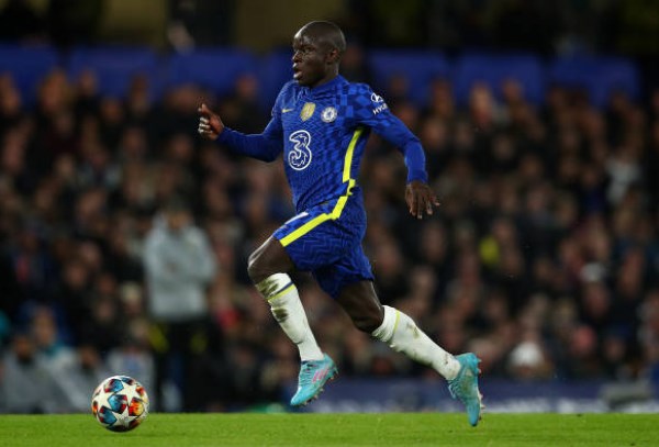 Tiền vệ trung tâm N'Golo Kante. Nhà vô địch World Cup 2018 sẽ đảm bảo cho hàng tiền vệ Chelsea cân bằng giữa công và thủ. Anh di chuyển liên tục và có mặt ở những điểm nóng trên sân.