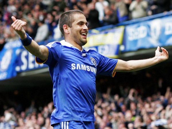 Joe Cole. Cựu cầu thủ người Anh cũng có thời gian trở lại Chelsea để tham gia đào tạo trẻ. Tuy nhiên NHM bắt gặp anh nhiều hơn trên BT Sport trong những chương trình bình luận Ngoại hạng Anh hay Champions League.