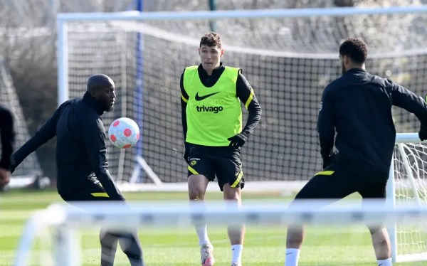 Cesar Azpilicueta, Marcos Alonso đã trở lại tập luyện khi họ vắng mặt trong những trận đấu gần đây vì lý do sức khỏe. Azpilicueta dính chấn thương trong trận chung kết cúp Liên đoàn còn Alonso mắc COVID-19.