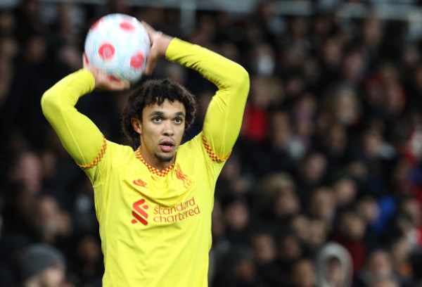 Hậu vệ phải Trent Alexander-Arnold (Liverpool - 7.59 điểm). Số 66 của Liverpool đang là một trong những hậu vệ biên xuất sắc của thế giới. Anh hỗ trợ đắc lực cho mặt trận tấn công và là nhân tố đóng góp nhiều cho thành công của The Kop.