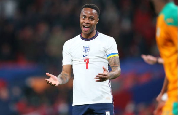 Sterling đeo băng thủ quân của ĐT Anh trận gặp Bờ Biển Ngà.