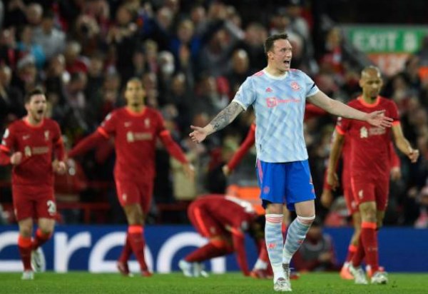 Phil Jones - 6.0 điểm. Anh chỉ thi đấu trong 45 phút và không để lại nhiều dấu ấn ở trận này.