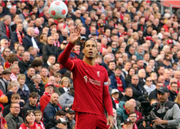 Trung vệ Virgil Van Dijk (Liverpool). Anh hiện đang là một trong những trung vệ xuất sắc hàng đầu châu Âu với khả năng phòng ngự kín kẽ và có thể phát triển bóng nhanh bằng những đường chuyền dài chính xác.