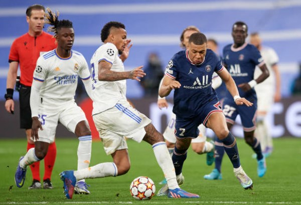 Bước vào vòng 16 đội, Real Madrid đụng độ gã nhà giàu nước Pháp Paris Saint-Germain. Ở lượt đi tại Công viên các Hoàng tử, họ để thua 0-1 sau khi để Kylian Mbappe ghi bàn ở phút bù giờ.