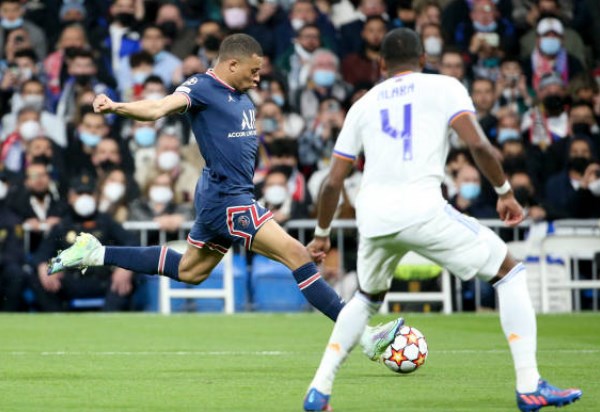 Đến lượt về, tưởng chừng đội chủ sân Bernabeu đã không còn hy vọng đi tiếp khi Mbappe tiếp tục gieo sầu với bàn thắng mở tỷ số, nâng cách biệt giữa 2 đội lên thành 2 bàn.
