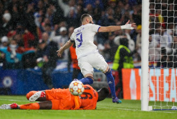 Đến tứ kết, Real có khởi đầu khá thuận lợi trong chuyến làm khách trên sân Stamford Bridge của Chelsea. Họ giành thắng lợi 3-1 và Benzema tiếp tục là điểm nhấn khi lập cú hat-trick bàn thắng.