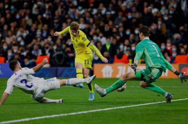 Đến trận lượt về tại Bernabeu, Chelsea chơi quật cường và có liền 3 bàn thắng trong 75 phút bóng lăn, tạm dẫn trước 4-3 sau 2 lượt trận. Rất may cho Real khi Rodrygo kịp rút ngắn tỷ số xuống còn 1-3 và đưa tổng tỷ số về vạch xuất phát (4-4).