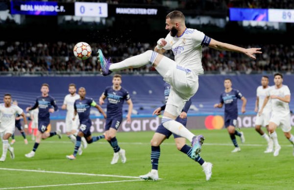 Trận lượt về diễn với một kịch bản nghẹt thở. Man City có bàn thắng mở điểm nhờ công Riyad Mahrez. Nhưng Benzema và các đồng đội không buông xuôi. Phút 90, "mèo lười" kiến tạo cho Rodrygo gỡ hòa 1-1.