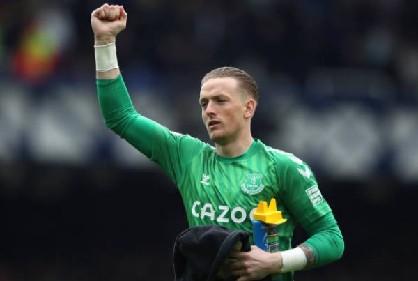 Thủ môn Jordan Pickford (Everton). Tiếp nối phong độ ấn tượng, thủ thành người Anh thi đấu ổn định trong khung gỗ của The Toffees trận gặp Leicester. Thống kê chỉ ra Pickford có đến 7 pha cứu thua ở cuộc đối đầu tại King Power.