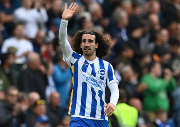 Hậu vệ trái Marc Cucurella (Brighton). Cầu thủ người Tây Ban Nha góp 1 bàn trong chiến thắng 4 sao của Brighton trước Manchester United.