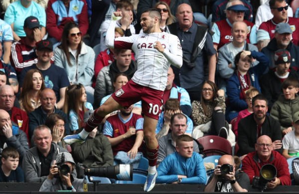 Tiền vệ trung tâm Emiliano Buendia (Aston Villa). Số 10 là nhân tố nổi bật trong hàng ngũ Villa trận gặp Burnley với việc đóng góp 1 bàn thắng và 1 kiến tạo.