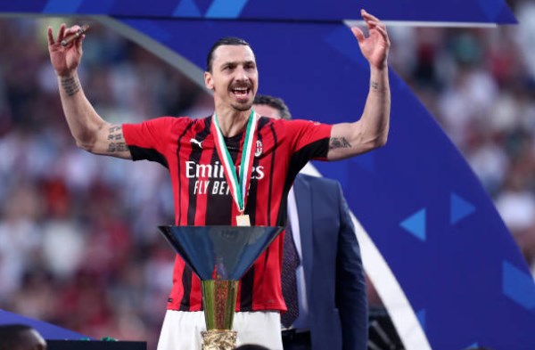 Ibra trong giây phút ăn mừng chức vô địch Serie A. Đây là lần thứ 19 đội chủ sân San Siro đoạt Scudetto. Lần gần nhất họ đoạt được danh hiệu này là vào mùa 2010/11.