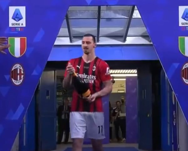 Trong buổi lễ đăng quang, từng cầu thủ AC Milan được xứng tên và di chuyển từ trong đường hầm ra sân khấu. Khác với các đồng đội, tiền đạo người Thụy Điển có màn ăn mừng rất "ngầu" với chai rượu champagne (một loại rượu vang) trong tay.