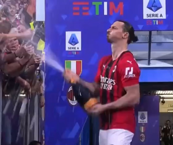 Khi bước ra số 11 Milan bật tung nắp chai rượu và hướng về phía các CĐV nhà như một cách để chia sẻ niềm vui.