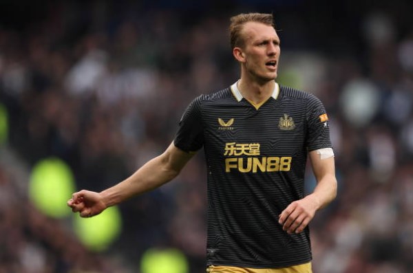 Trung vệ Dan Burn (Newcastle - 6.9 điểm). Anh là sự bổ sung chất lượng cho hàng phòng ngự Chích chòe nhờ vào kinh nghiệm chinh chiến ở Ngoại hạng Anh và chiều cao lý tưỡng.