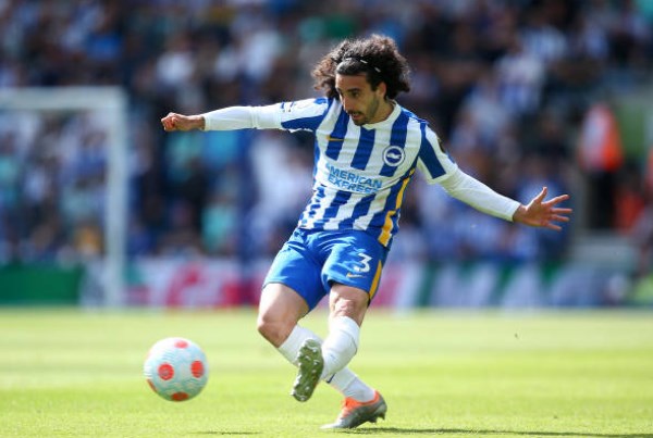 Hậu vệ trái Marc Cucurella (Brighton - 6.94 điểm). Anh mang đến làn gió mới cho lối đá của Brighton và có những pha dâng cao hỗ trợ tấn công hiệu quả.