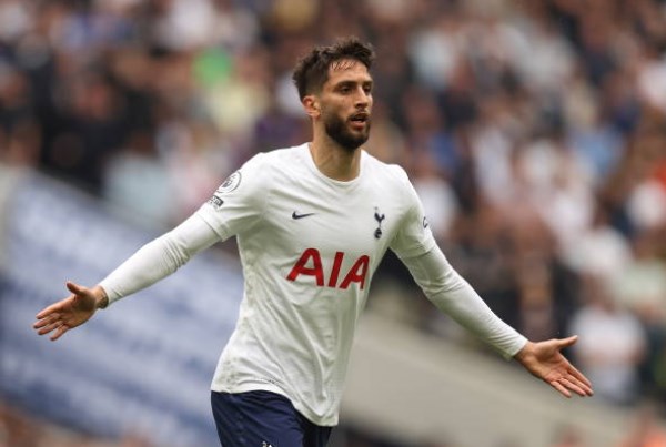 Tiền vệ Rodrigo Bentancur (Tottenham - 7.25 điểm). Cựu sao Juventus giúp cho khu trung tuyến của Spurs cân bằng giữa công và thủ. Anh góp phần không nhỏ trong việc Gà trống chen chân thành công vào top 4 BXH.
