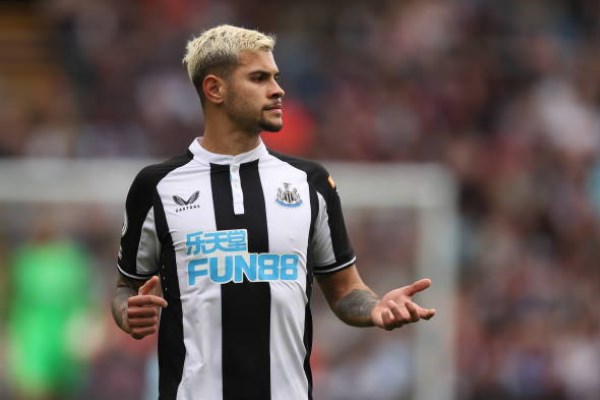 Tiền vệ Bruno Guimaraes (Newcastle - 7.07 điểm). Anh là nhân tố mang đến sự đột biến trong lối chơi của đội bóng áo sọc đen trắng. Bruno ghi 5 bàn, đóng góp 1 kiến tạo trong 17 lần ra sân ở Ngoại hạng Anh 2021/22.