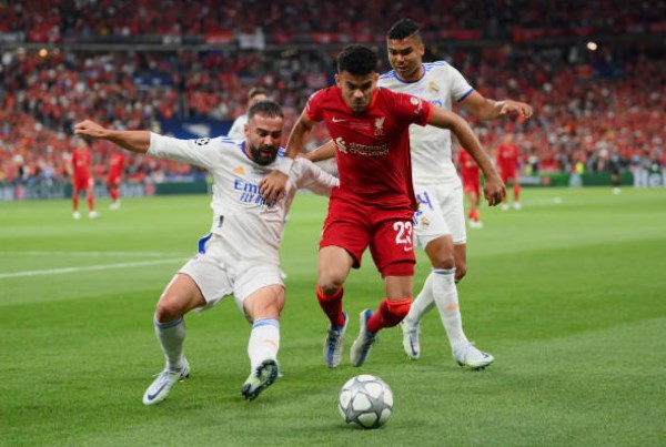 Diaz nhận sự "chăm sóc" của Carvajal.