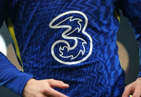 Logo của Three vẫn xuất hiện trên áo đấu của Chelsea đến hết mùa giải 2021/22.