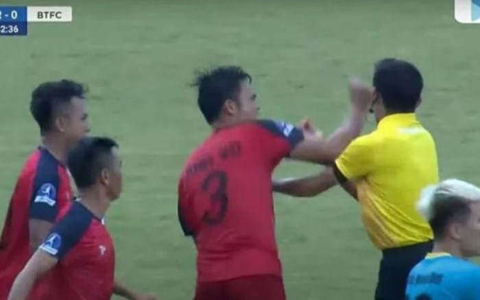 Anh Vũ tác động với trọng tài Ngọc Nhớ.