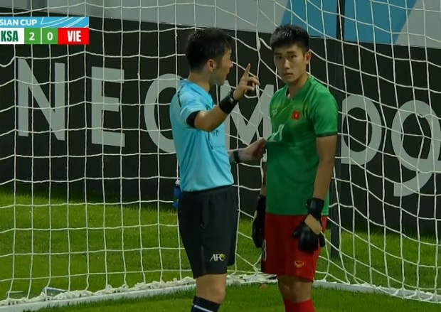 Mạnh Dũng thế vai Văn Chuẩn trấn giữ khung thành U23 Việt Nam.
