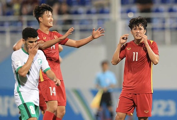 Minh Bình tiếc nuối sau cú sút đưa bóng chạm xà ngang.