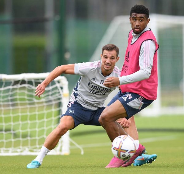 Reiss Nelson (phải) cũng vừa trải qua mùa giải thi đấu trong màu áo Feyenoord.
