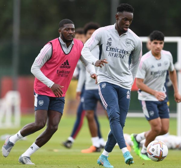 Ainsley Maitland-Niles (trái) cũng vừa trở về từ AS Roma. Trong khi Folarin Balogun (phải) thi đấu theo dạng cho mượn ở Middlesbrough từ tháng Giêng 2022.