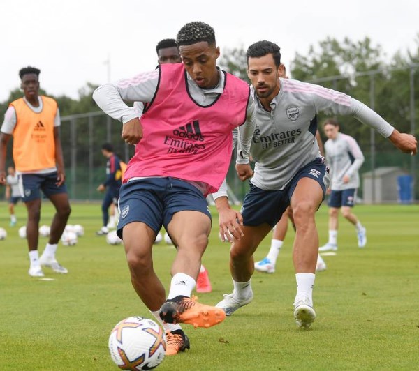 Pablo Mari (phải) thi đấu cho Udinese ở mùa giải 2021/22 và đã trở lại tập luyện cùng các đồng đội Arsenal.