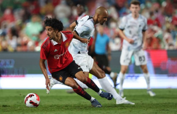 Zidane Iqbal có màn trình diễn ấn tượng trận gặp Liverpool.