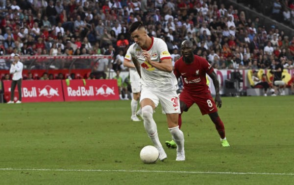 Sesko khiến hàng thủ Liverpool khốn đốn.